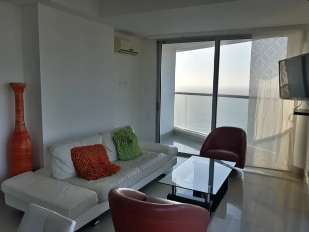 apartamento piso alto palmetto eliptic de lujo. Sala comedor con un balcón proyectado hacia el mar con la más espectacular vista.