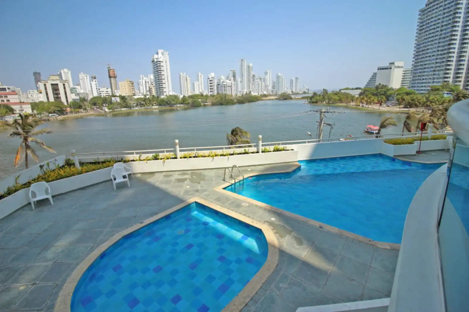 Vista lateral de la piscina del Edificio Torres del Lago. Vista al Laguito.