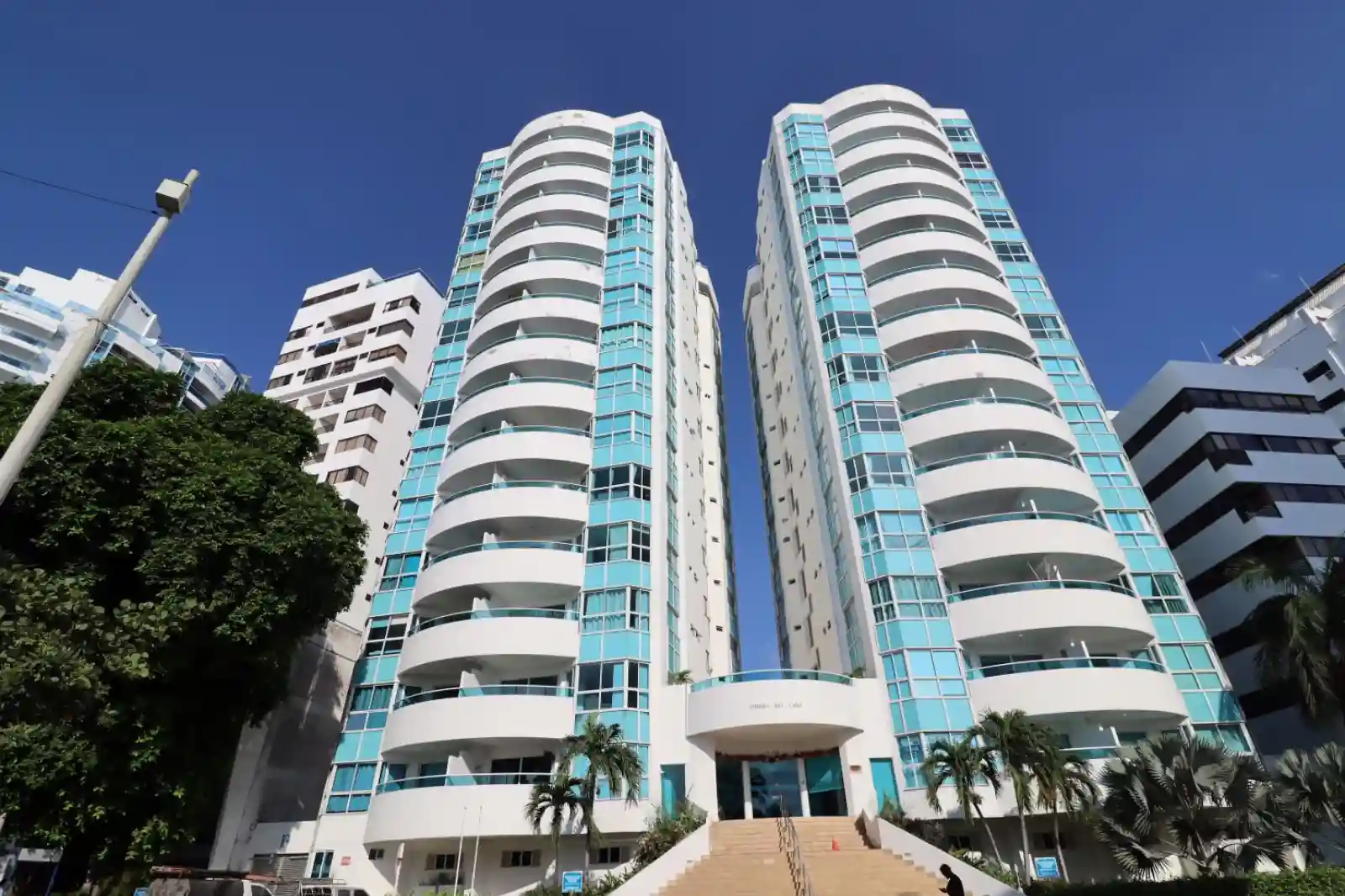 Edificio Torres del Lago, ubicado en el barrio El Laguito Cartagena. Vista de la entrada ascenso a través de escaleras