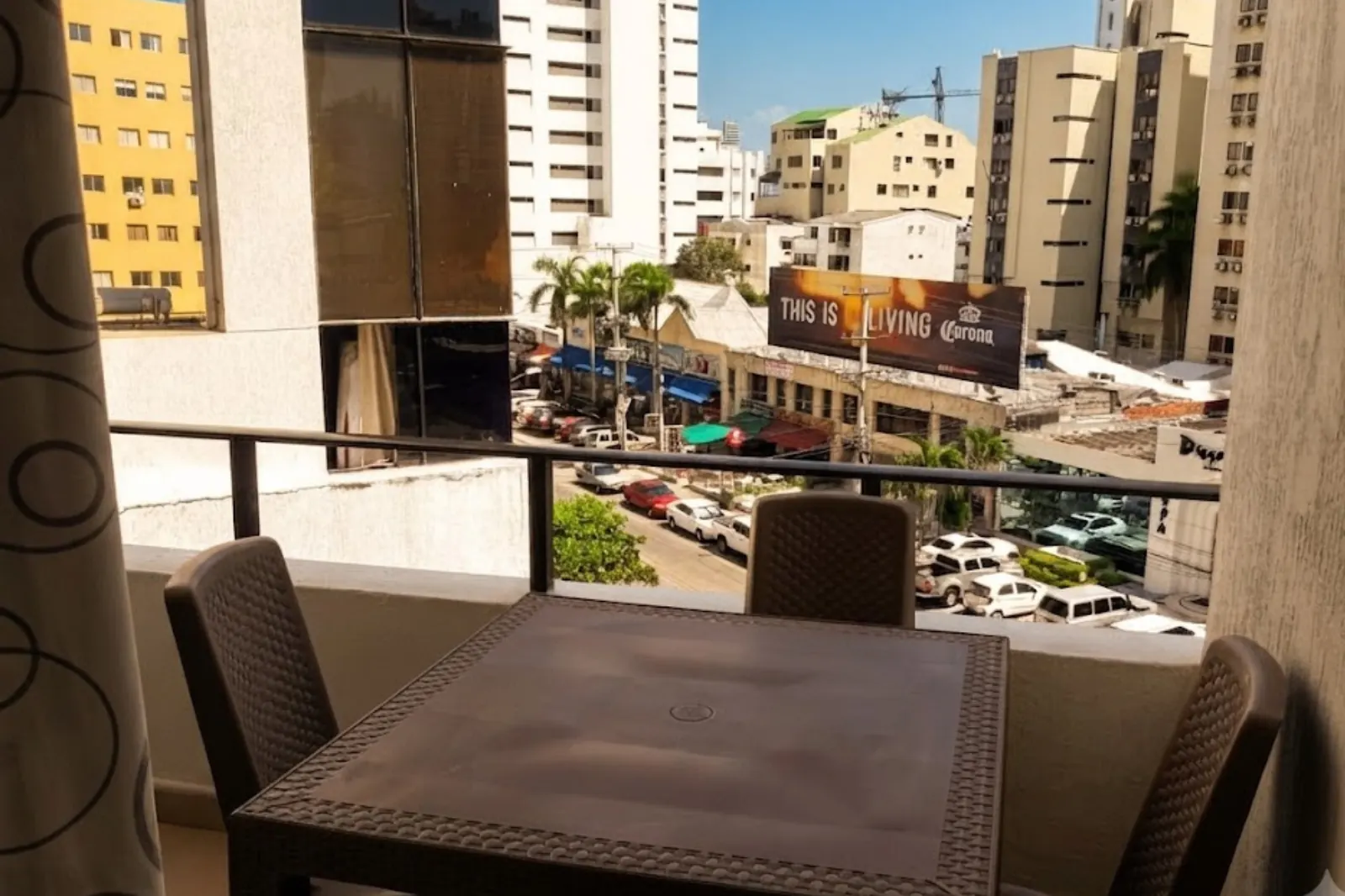 Balcón con vista a la Avenida San Martin de Bocagrande del hospedaje una alcoba Cartagena Escape Plaza 503AT