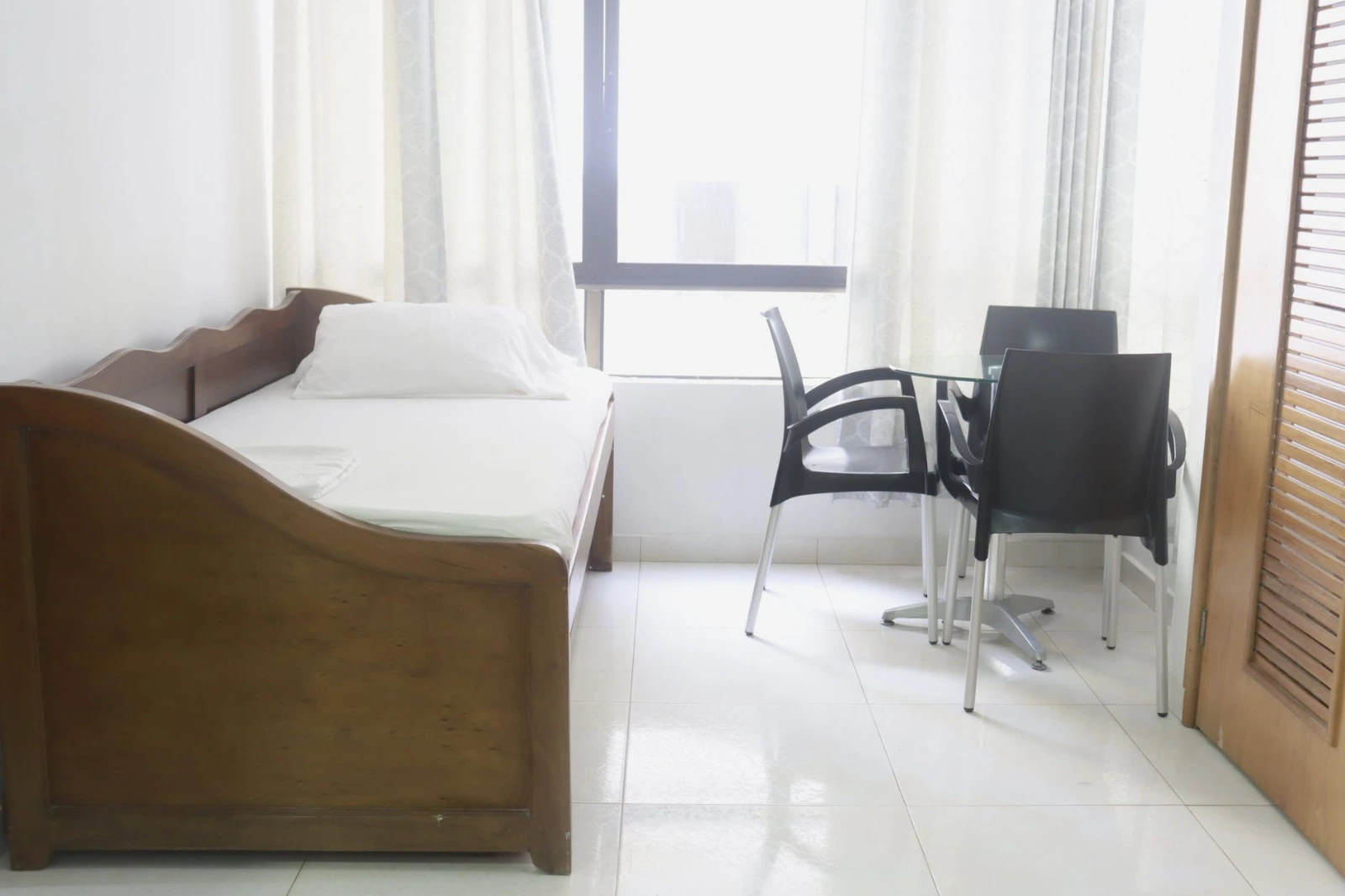 Cama sencilla. O sofacama ubicado en la sala del apartamento. 802 AM. Del edificio Cartagena Escape plaza