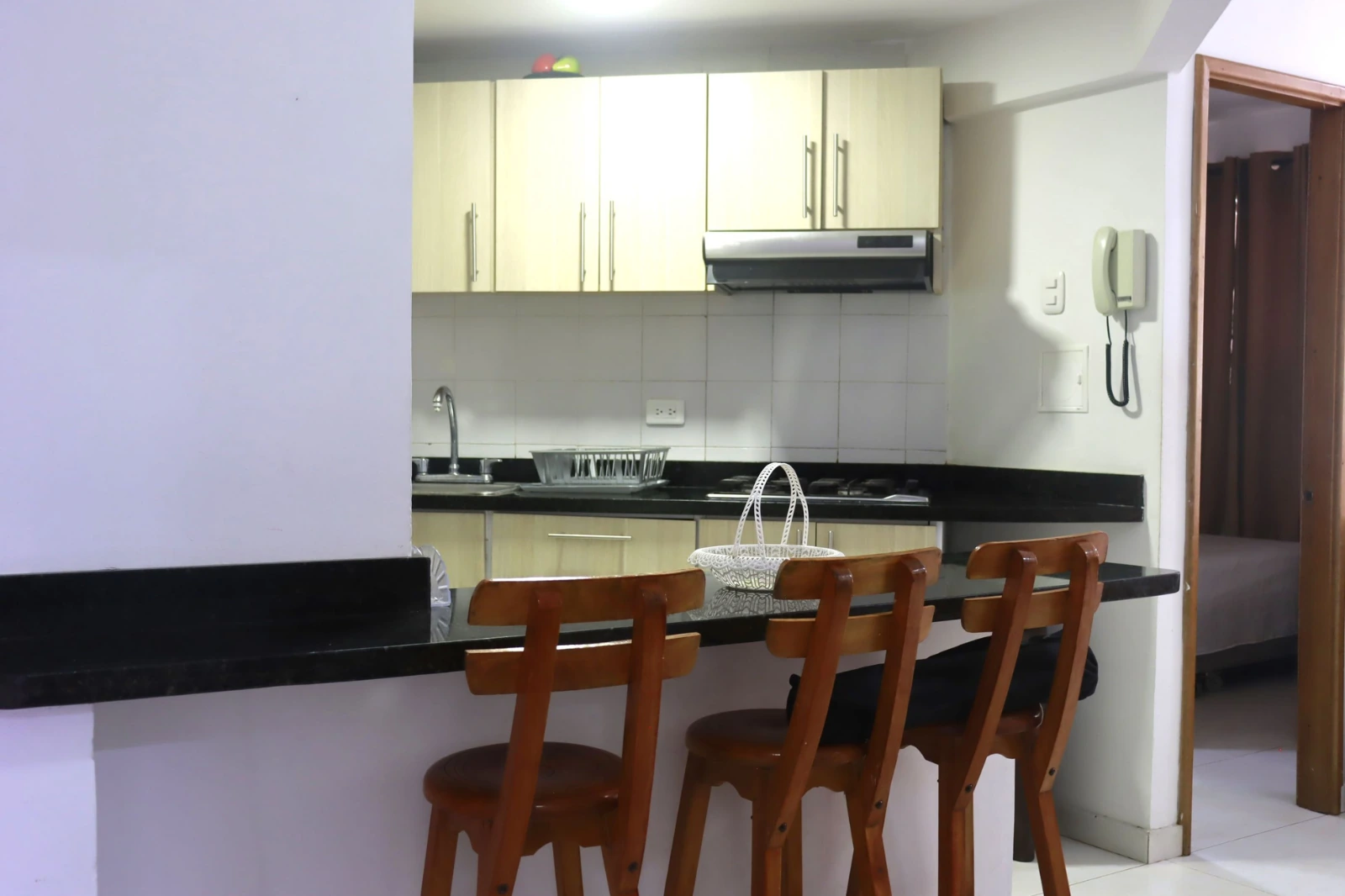 Cocina equipada con nevera, estufa, vajilla, menaje de mesa y cocina Del apartamento 802 del edificio Cartagena escape plaza