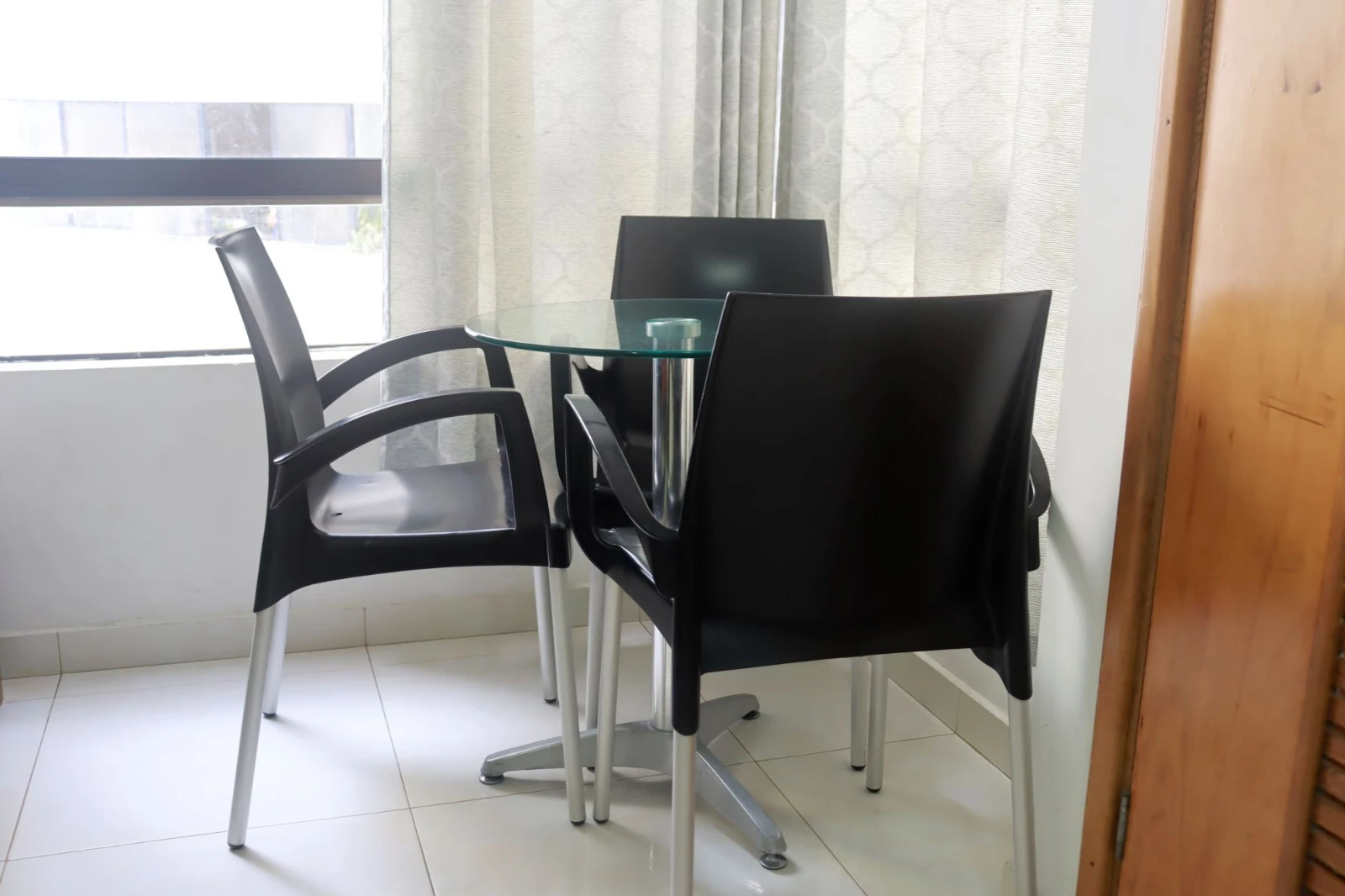 Mesa, escritorio de trabajo en la Esquina de la sala comedor con salida al balcón Del apartamento 802 edificio Cartagena escape plaza.