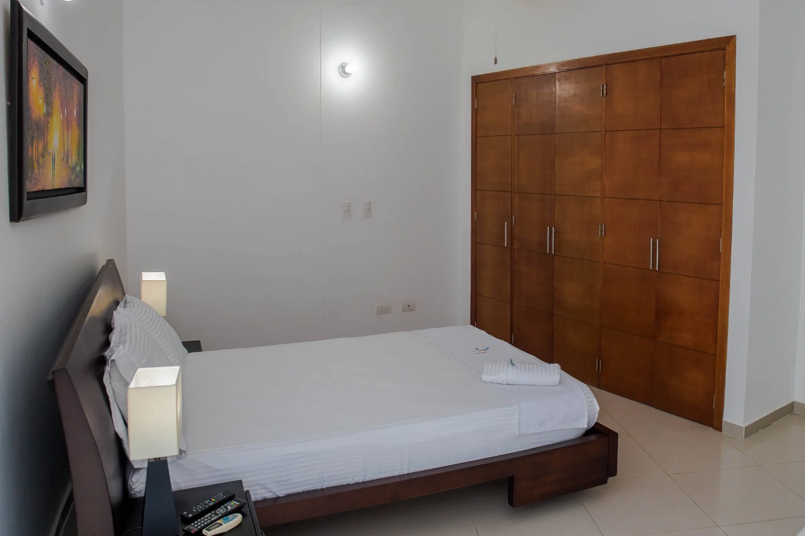 Alcoba principal con cama dobel matrimonial del Apartamento Dos alcobas Laguito Poseidón del Caribe 605