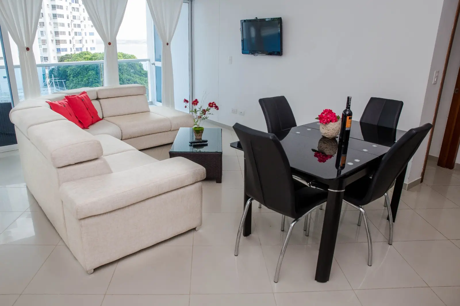 Sala Comedor con salida al balcón del Apartamento Dos alcobas Laguito Poseidón del Caribe 605