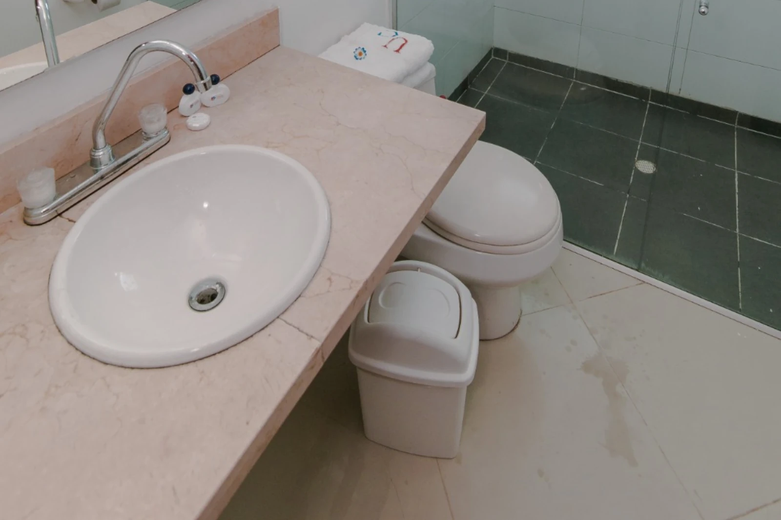 Baño de la alcoba principal del Apartamento Dos alcobas Laguito Poseidón del Caribe 605
