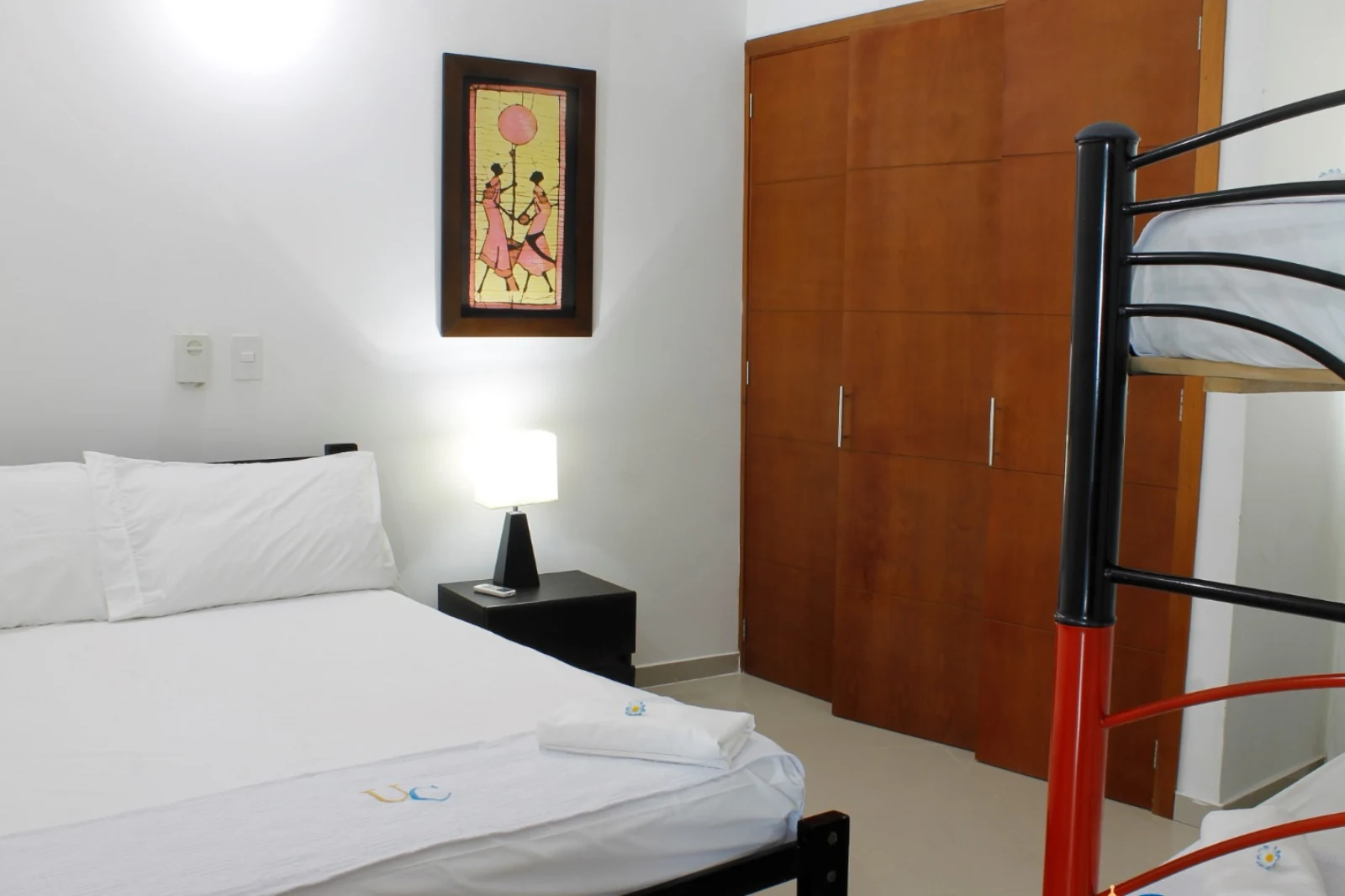 Alcoba auxiliar con cama doble matrimonial mas camarote con dos literas del Apartamento Dos alcobas Laguito Poseidón del Caribe 605