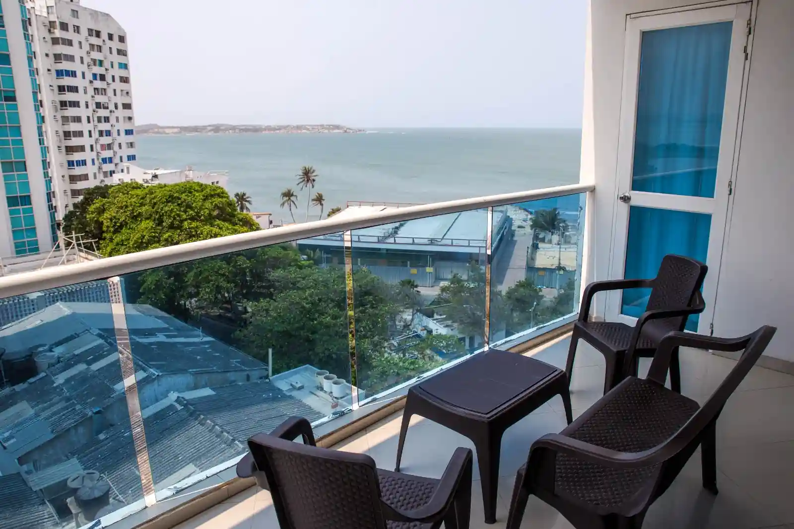 Balcón con vista al mar. Disfruta un amanecer poer este costado del edificio. El sol por esta costado