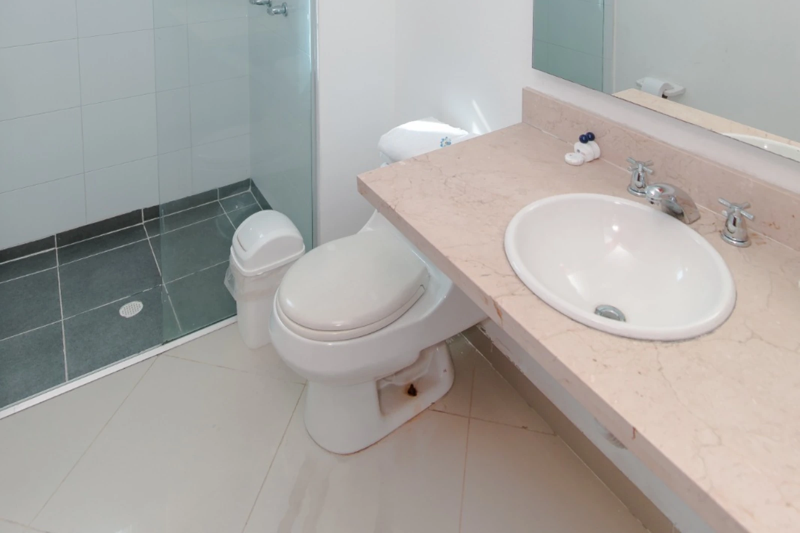 Baño de la alcoba auxiliar del Apartamento Dos alcobas Laguito Poseidón del Caribe 605