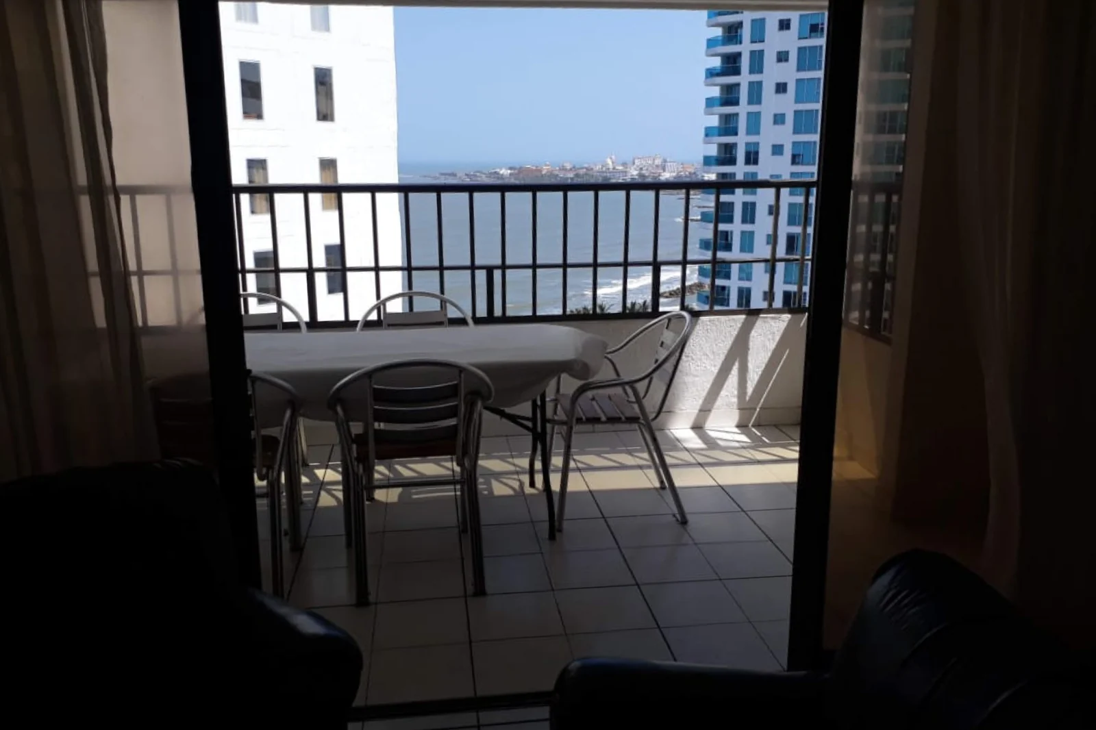 Balcón con mesas y sillas sdel Apartamento 2 Alcobas Cartagena Escape Plaza 1301AT
