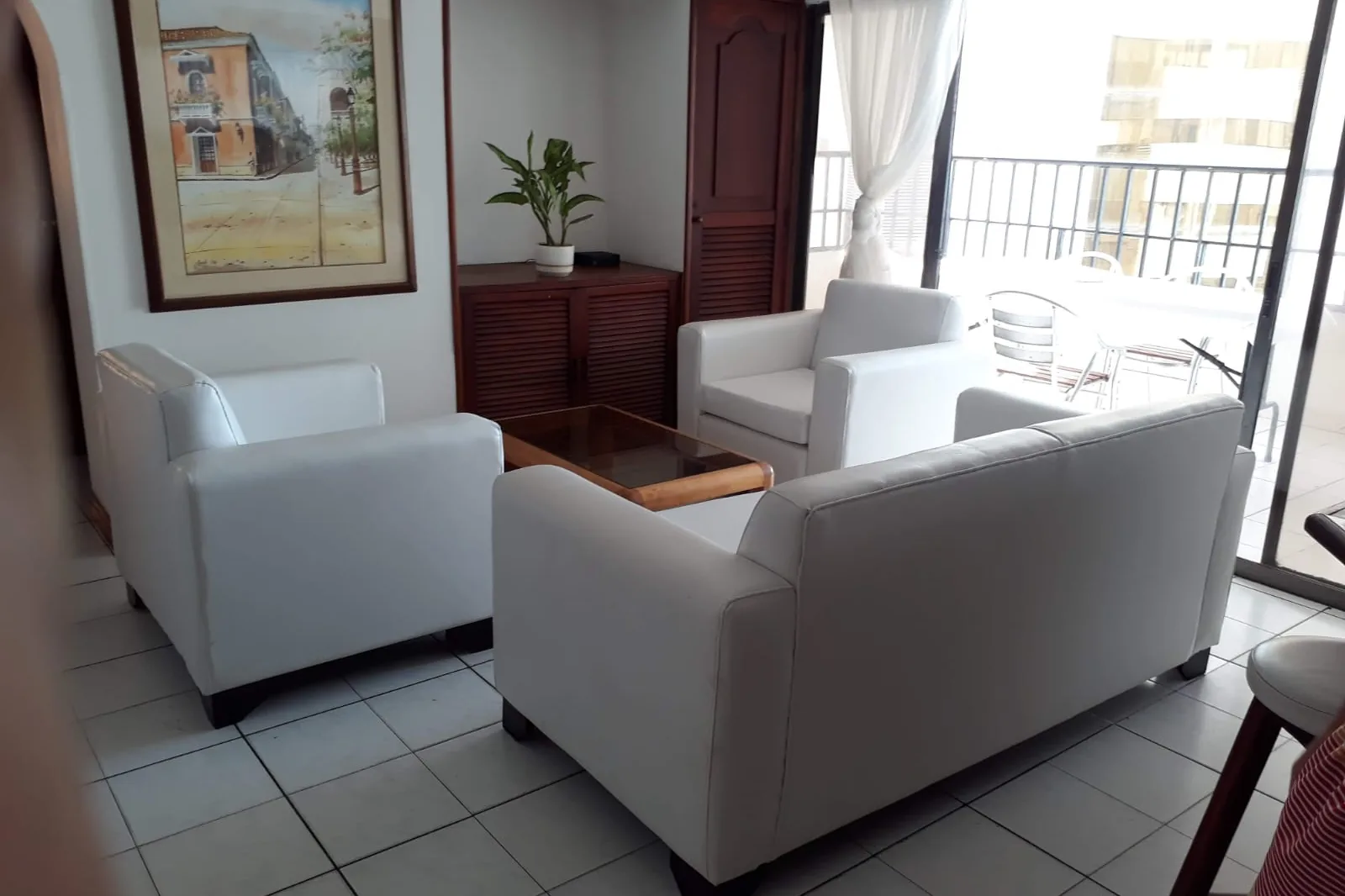 Sala con salida al balcón Apartamento 2 Alcobas Cartagena Escape Plaza 1301AT