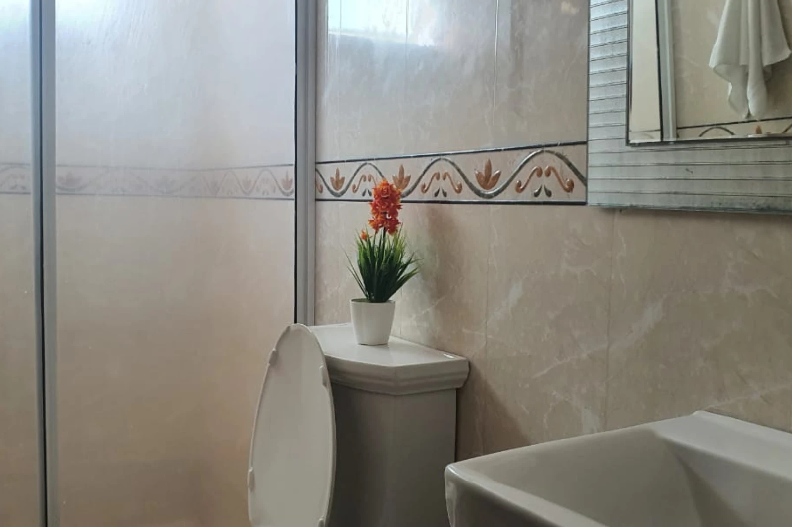 Baño auxiliar de la alcoba auxiliar del Apartamento de Dos Alcobas en Torres del Lago 1402A