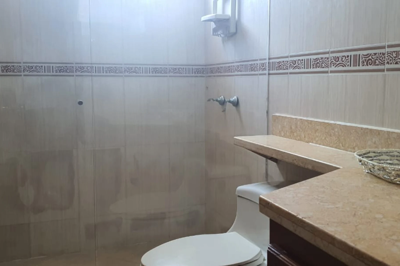 Baño interno de la alcoba principal del Apartamento de Dos Alcobas en Torres del Lago 1402A