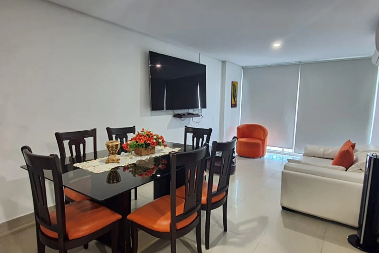 Comedor de seis puestos con un juego de sala en ly salida al balcón del Apartamento de Dos Alcobas en Torres del Lago 1402A
