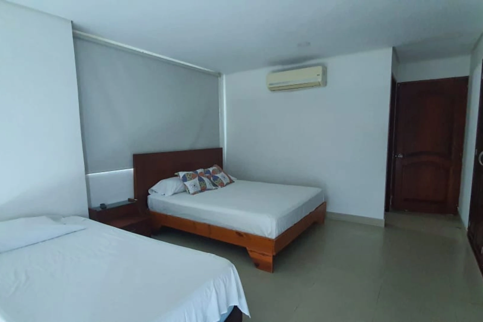 Alcoba Auxiliar con dos camas, una cama tipo QUEEN y otra cama sencilla del Apartamento de Dos Alcobas en Torres del Lago 1402A