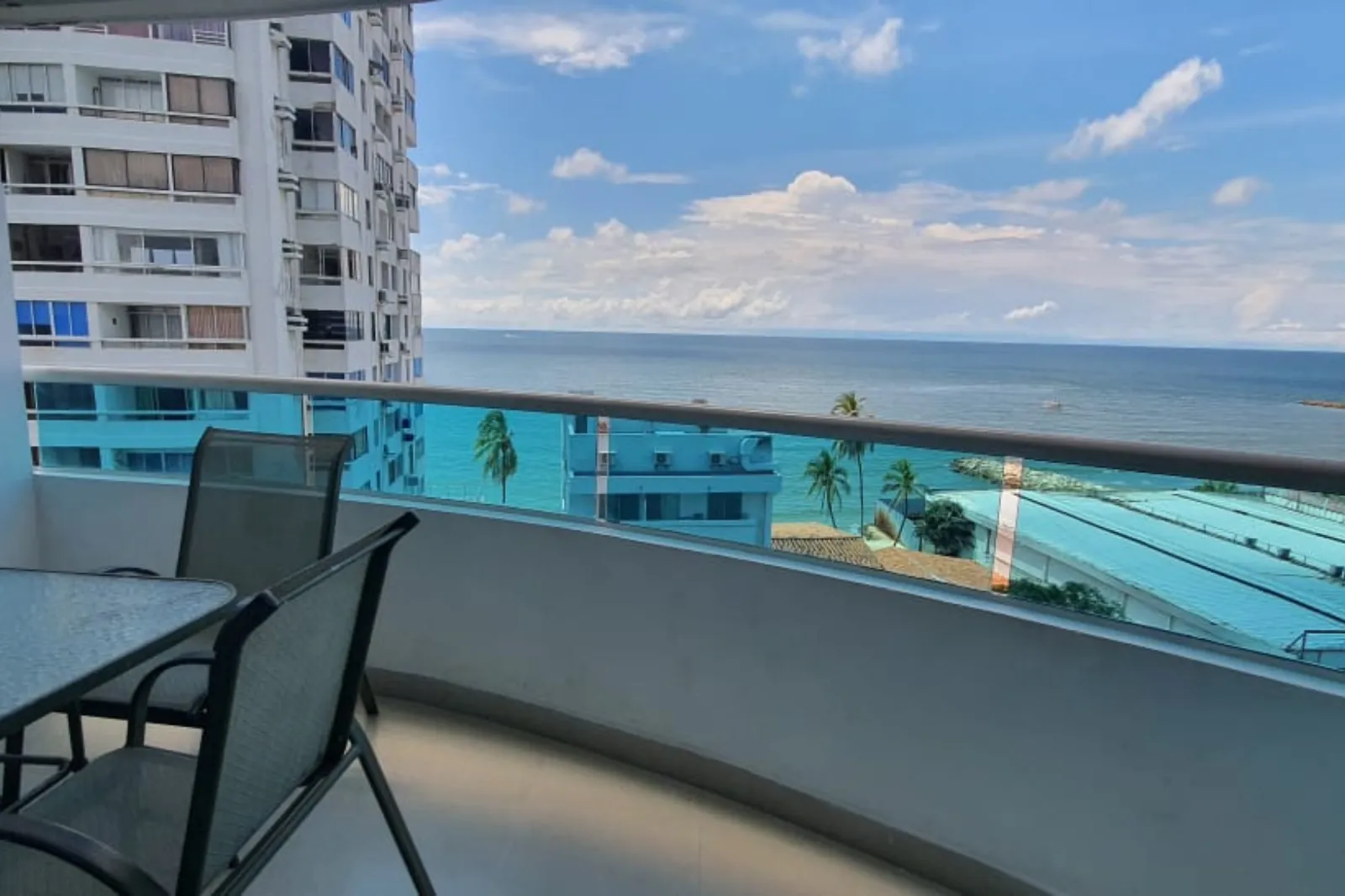 Balcón con vista al mar del Apartamento de Dos Alcobas en Torres del Lago 1402A