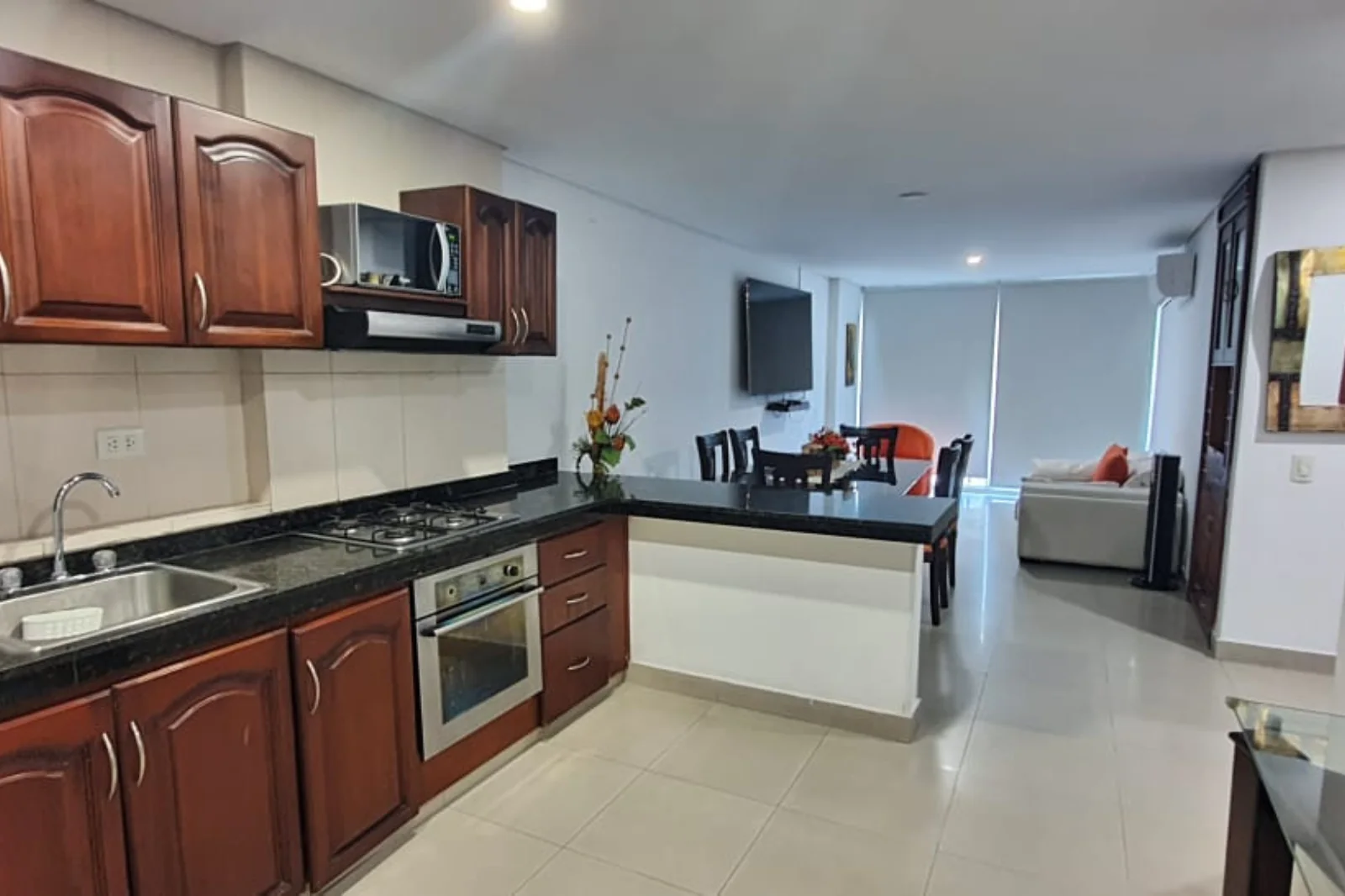Vista de la cocina equipada con todo lo necesario y el juego de comedor del Apartamento de Dos Alcobas en Torres del Lago 1402A