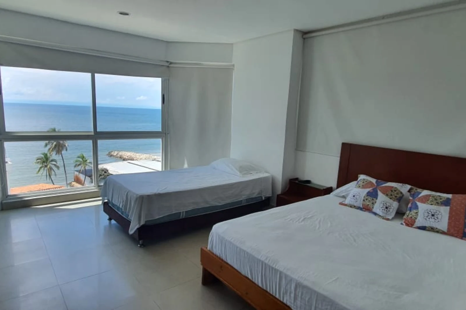 Imagina amanecer con esta vista a la playa desde la alcoba principal del Apartamento de Dos Alcobas en Torres del Lago 1402A