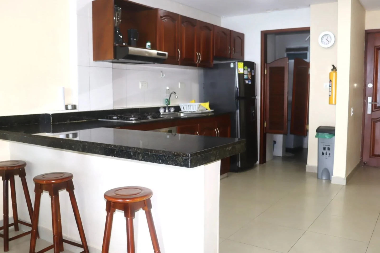 Cocina con nevera, estufa, licuadora, sanduchera, vajillas y ollas para cocinar en el Apartamento Alojamiento Familiar en Torres del Lago 1502B
