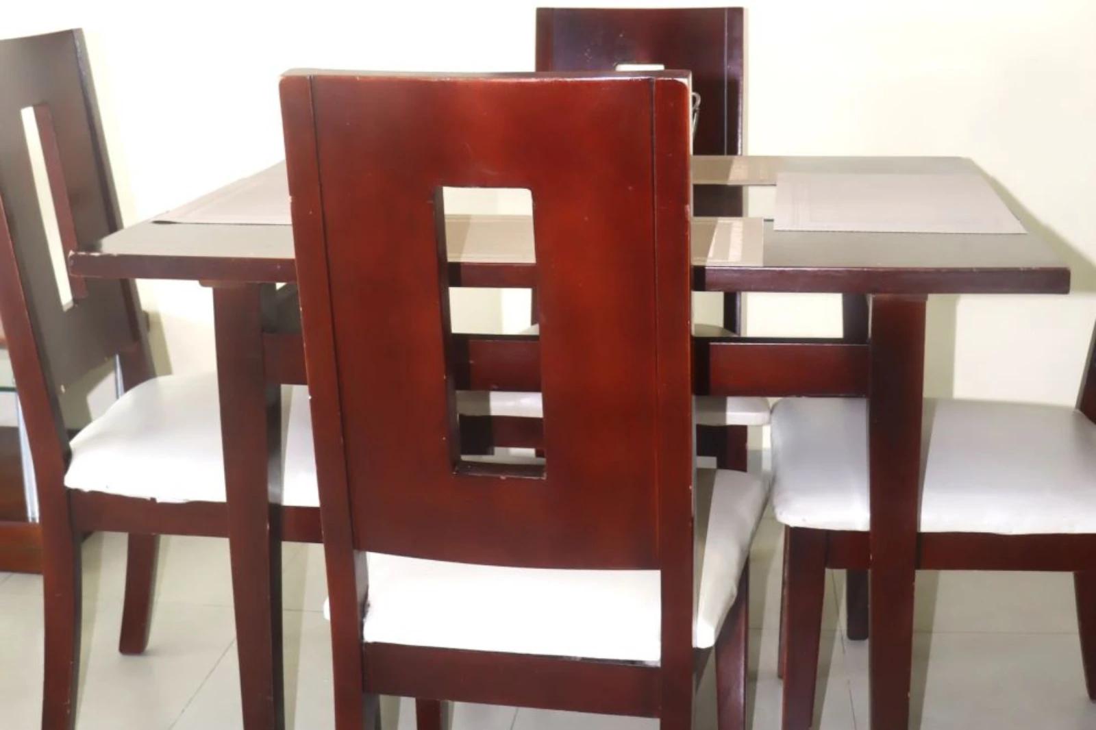 Comedor de cuatro puestos en madera fina en el Apartamento Alojamiento Familiar en Torres del Lago 1502B