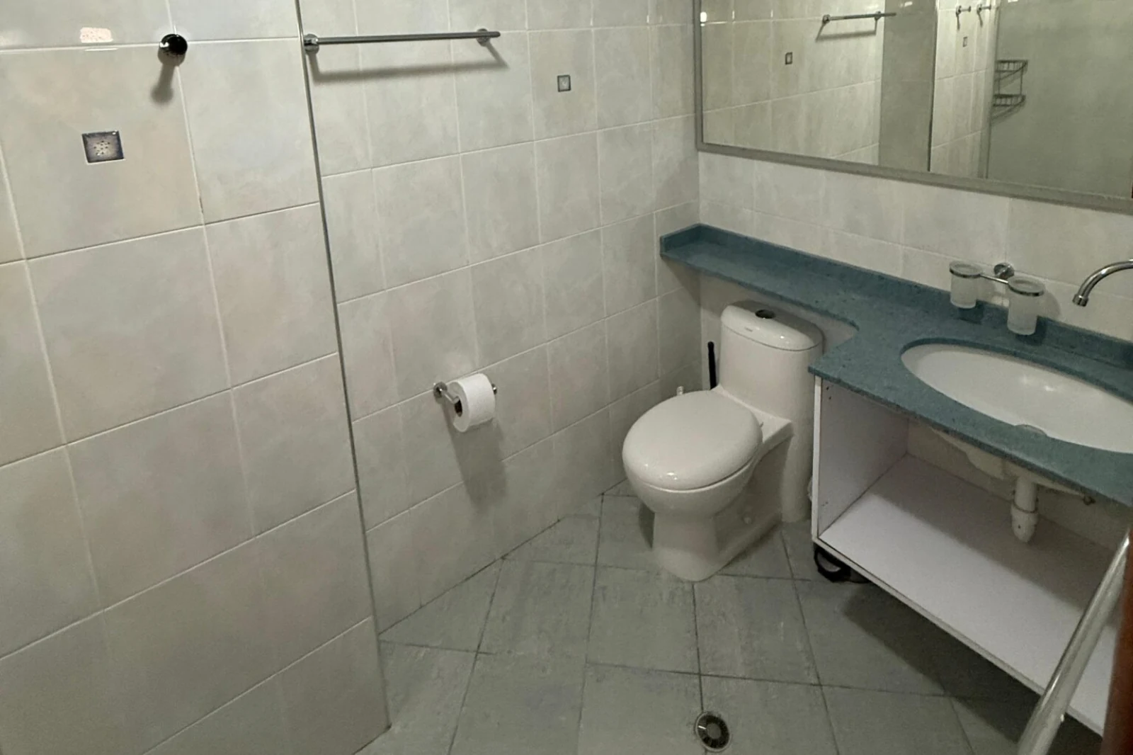 Baño interno de la alcoba principal del apartamento 1702AT Edificio Cartagena Escape Plaza
