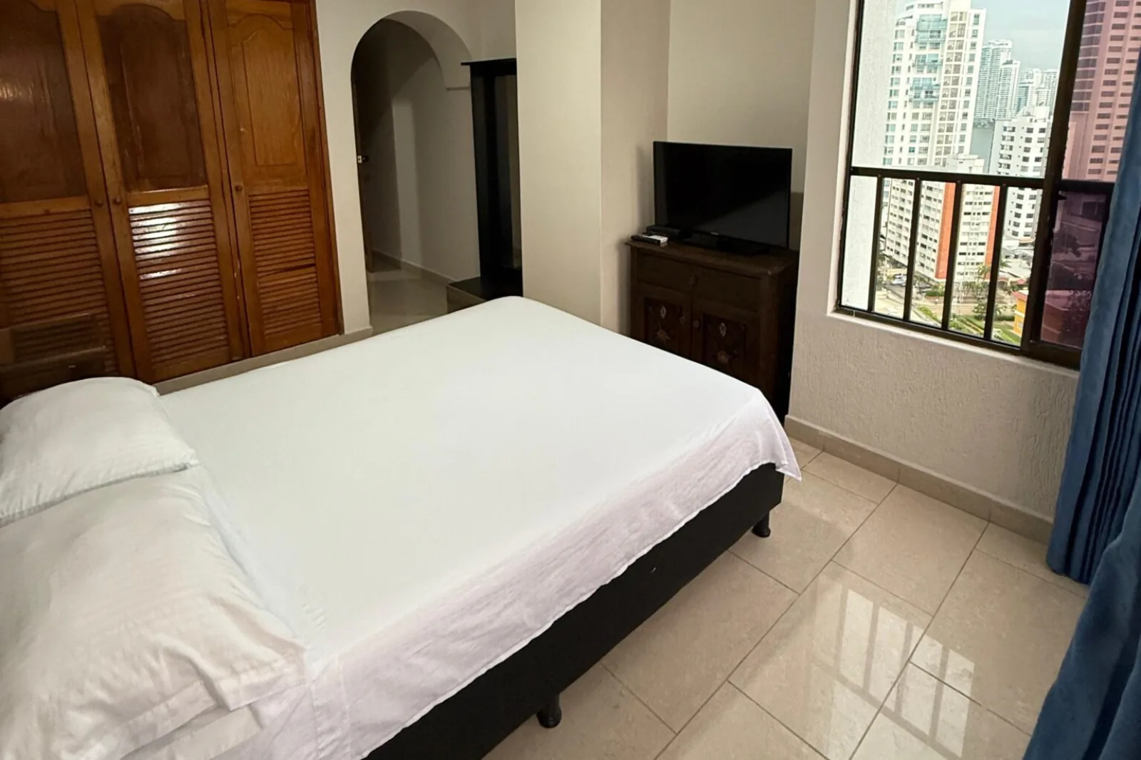 Vista anterior de la alcoba principal del apartamento 1702AT Edificio Cartagena Escape Plaza