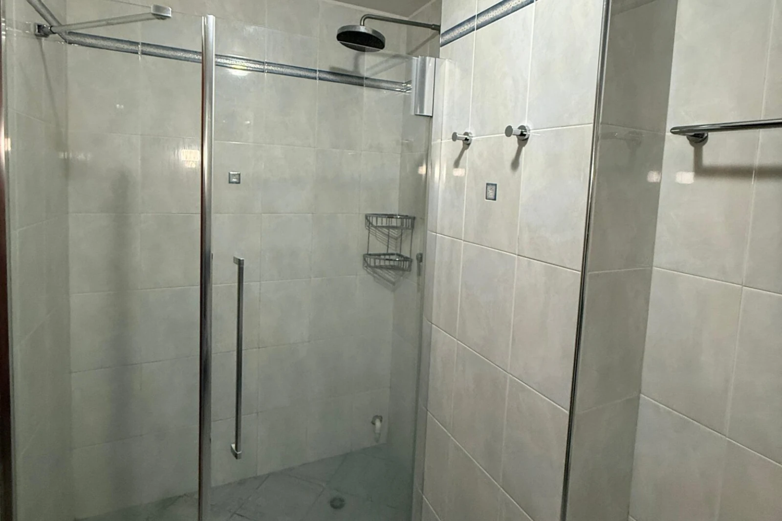 Baño de la alcoba auxiliar del apartamento 1702AT Edificio Cartagena Escape Plaza