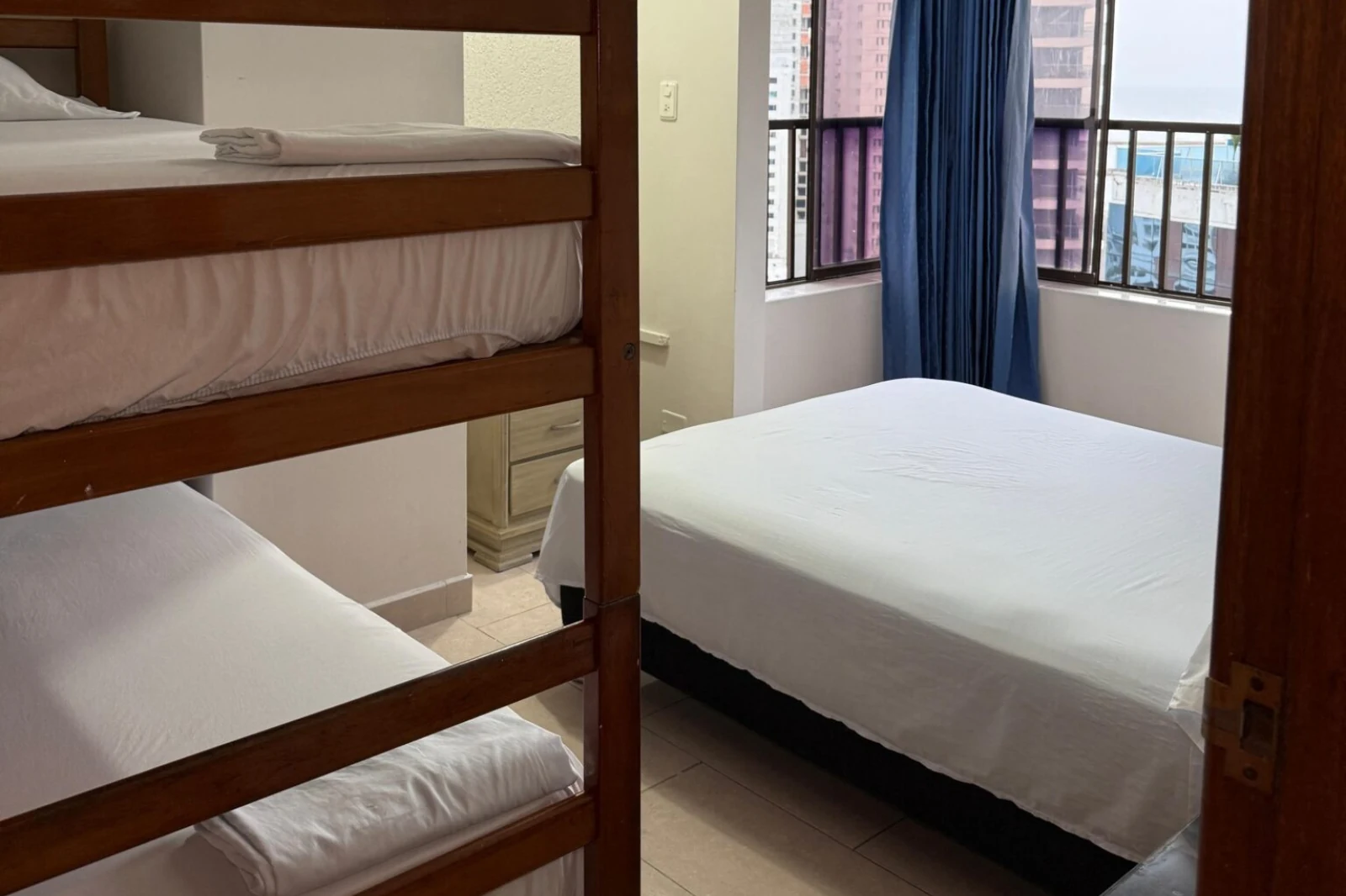 Vista Anterior Alcoba Auxiliar con cama doble matrimonial mas camarote de madera don dos cómodas literas del apartamento 1702AT del alojamiento dos alcobas Cartagena Escape Plaza