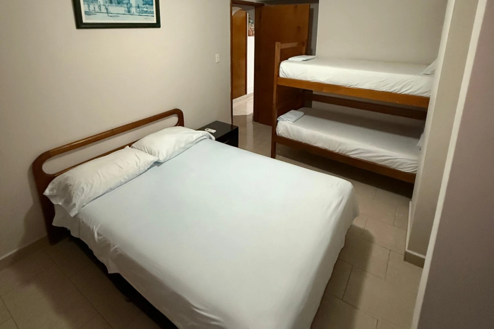 Vista posterior Alcoba Auxiliar con cama doble matrimonial mas camarote de madera don dos cómodas literas del apartamento 1702AT del alojamiento dos alcobas Cartagena Escape Plaza