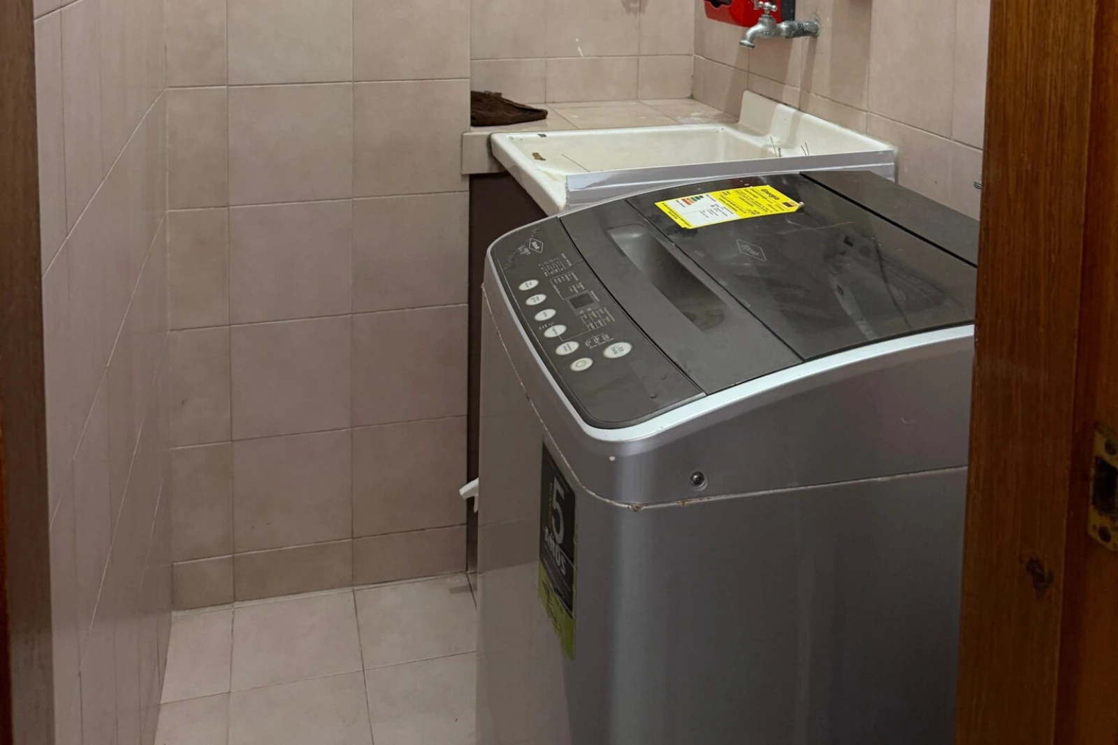 Área de labores con sección de lavado manual y lavadora moderna del apartamento 1702AT Edificio Cartagena Escape Plaza