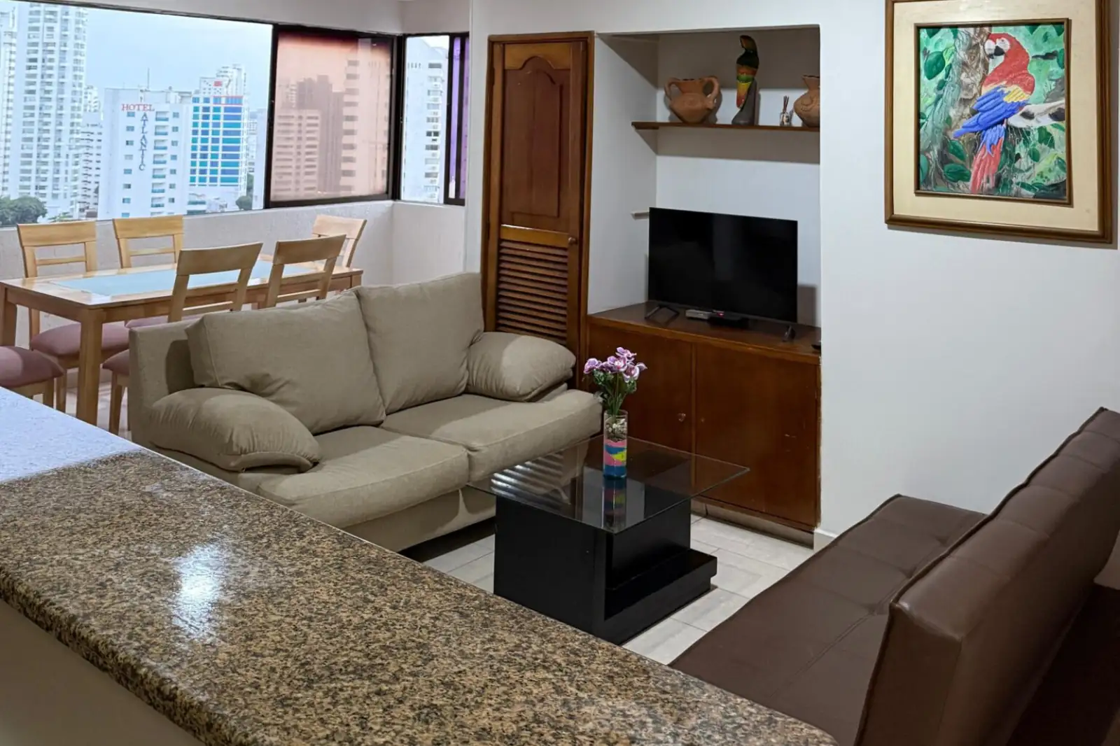 Sala Comedor con juego de muebles modernos y cómodos en el apartamento 1702AT del alojamiento dos alcobas Cartagena Escape Plaza