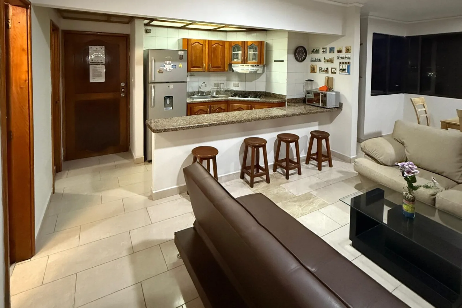 Vista del mesópn americano de la cocina. Imagina un desayuno familiar, arepitas, sanduches, chocolate, todo se puede disfrutar aquí