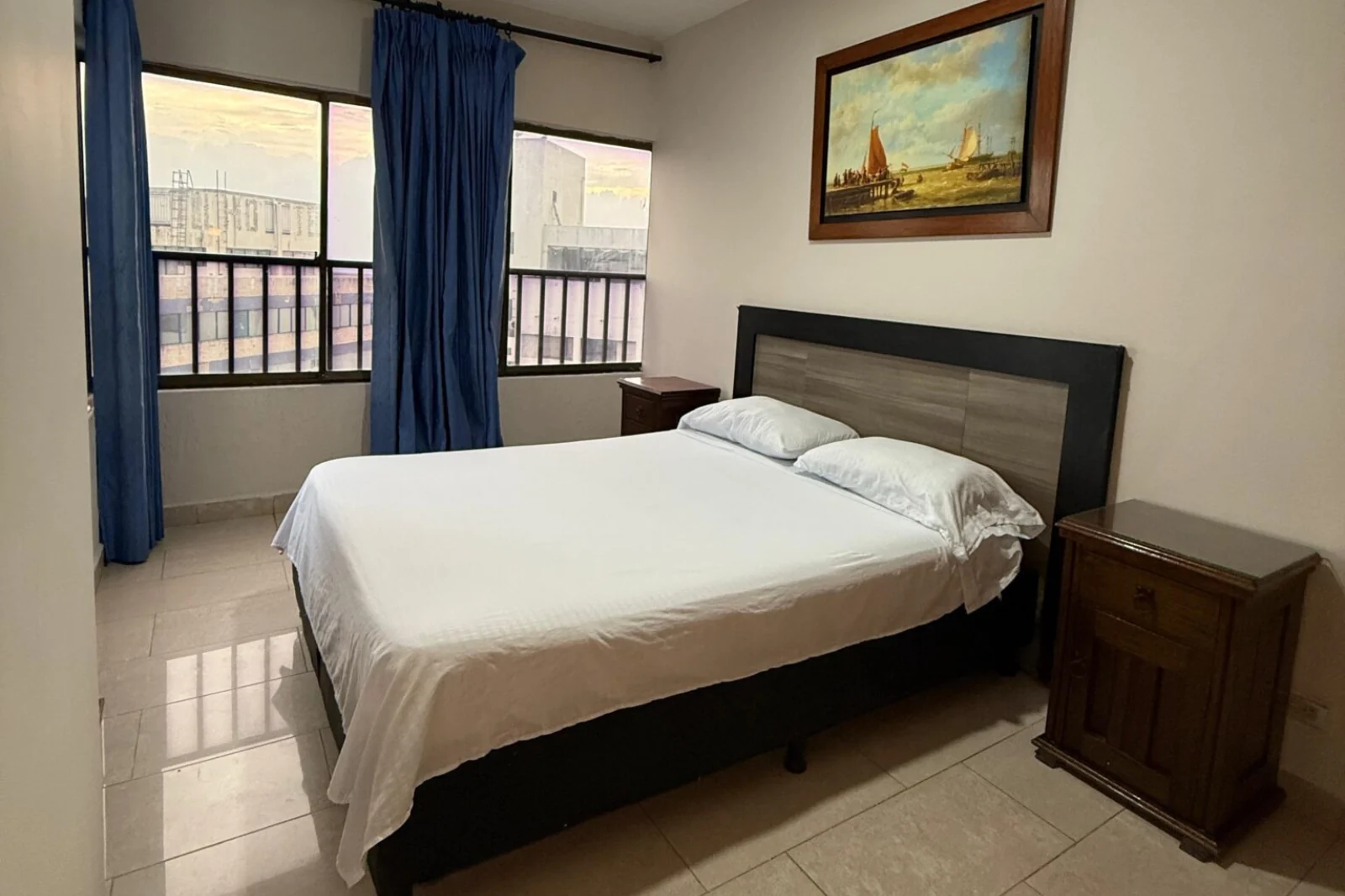 Alcoba Principal con cama doble matrimomnial y aire acondicionado interno del apartamento 1702AT del alojamiento dos alcobas Cartagena Escape Plaza