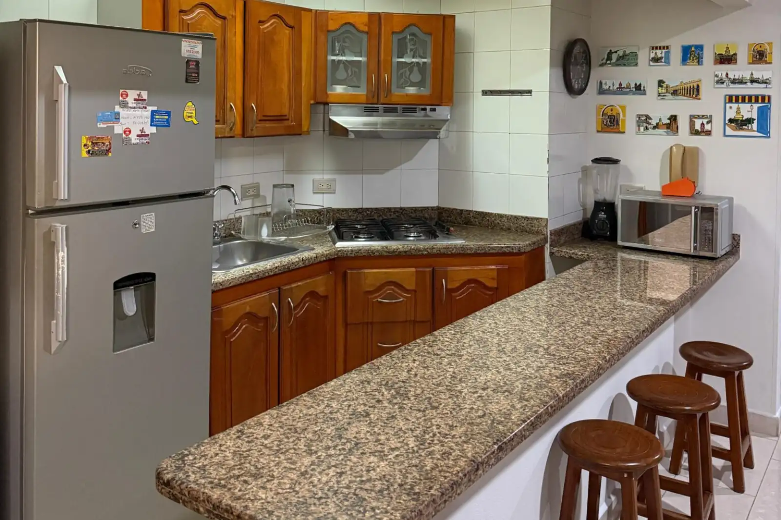 Detalle de la cocina del apartamento 1702AT del alojamiento dos alcobas Cartagena Escape Plaza