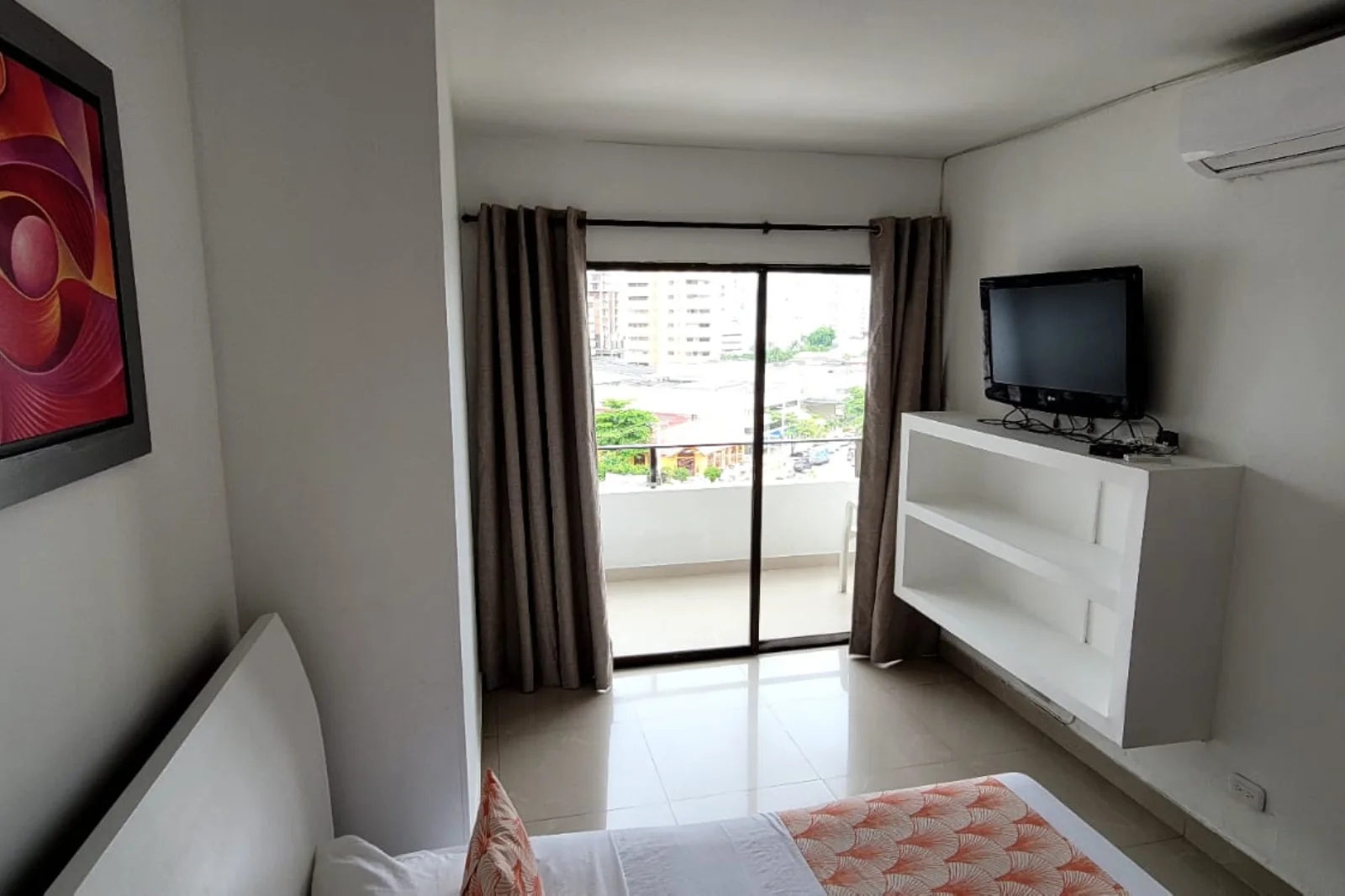 Salida al balcón desde la Alcoba Principal, la mejor vista a la Avenida San Martin de Bocagrande. Apartamento Vacacional 801AM