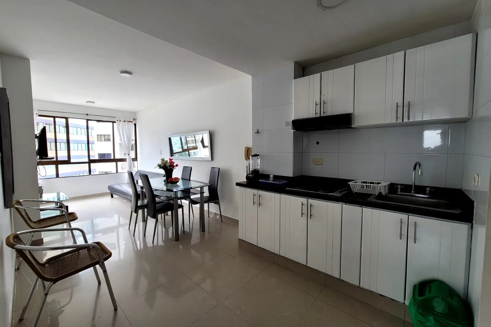 Cocina y comedor de 4 puestos en el apartametno 801am en la Suite Familiar en Cartagena Escape Plaza. Apartamento Vacacional 801AM