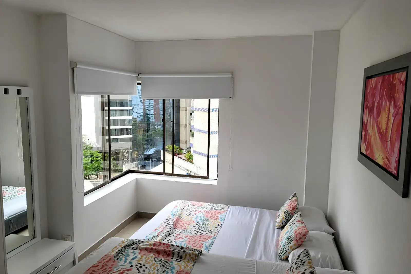 Cama Doble matrimonial y cama sencilla en la Alcoba Principal del apartamento 801AM con vista a la Avenida SAn Martín de Bocagrande en la mejor Suite Familiar en Cartagena Escape Plaza