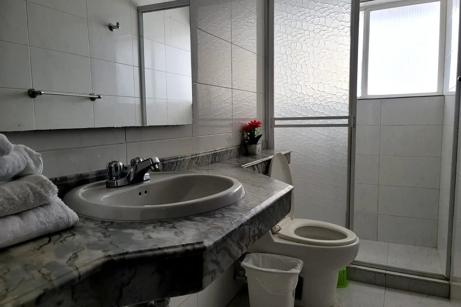 Baño de la alcoba principal del apartamento 801AM en la mejor Suite Familiar en Cartagena Escape Plaza