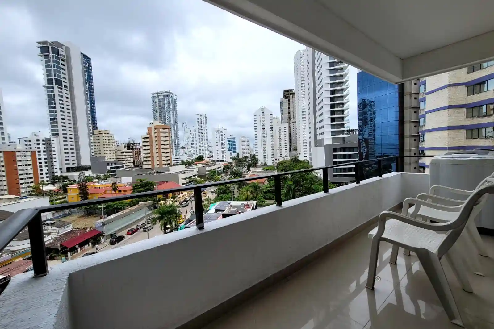 Balcón con vista a la principal avenida turística de Bocagrande: La Avenida San Martin. Apartamento Vacacional 801AM
