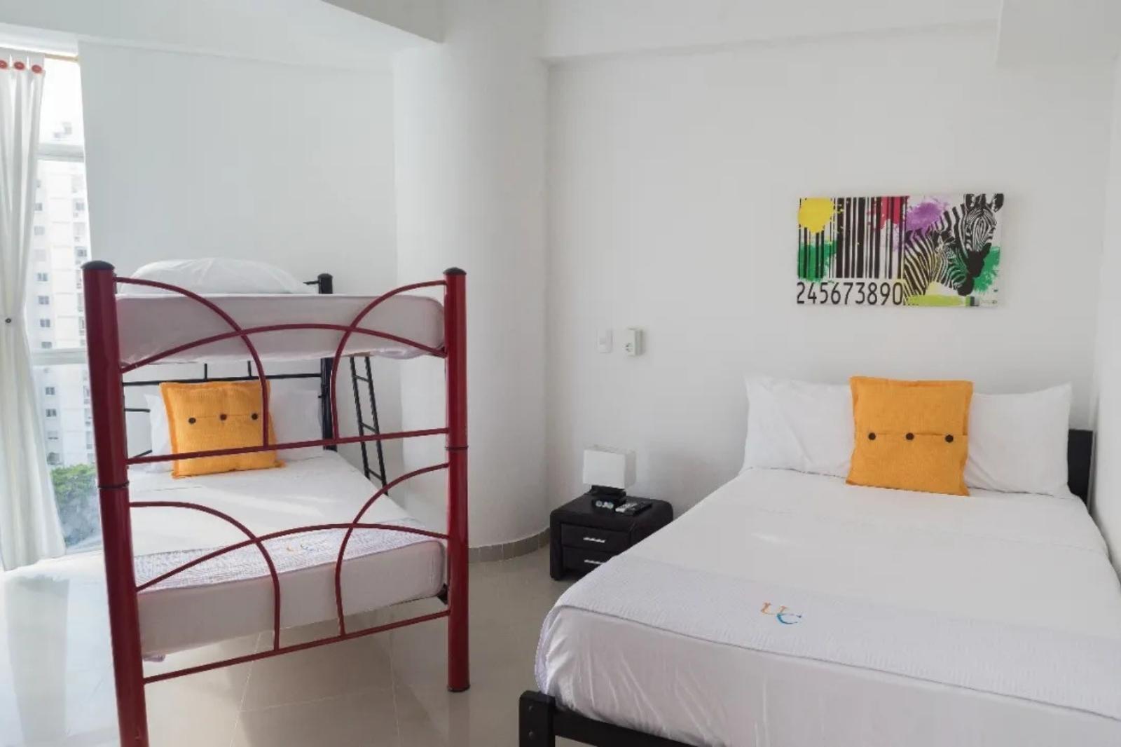 Alcoba Auxiliar Uno con cama doble y camarote de dos literas del apartamento de tres habitaciones familiar en Poseidón del Caribe barrio El Laguito Cartagena