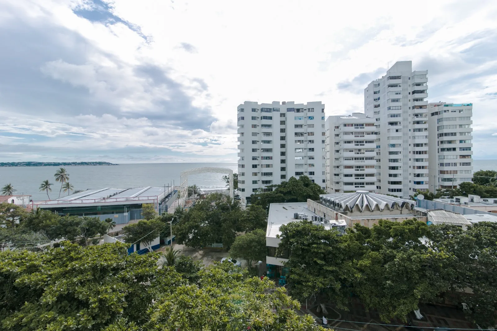 Otra vista desde el balcón del del apartamento de tres habitaciones familiar en Poseidón del Caribe barrio El Laguito Cartagena