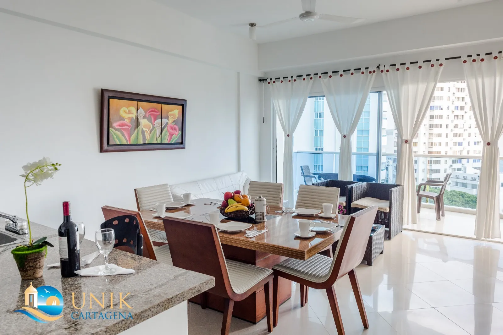 Sala Comedor con 6 puestos con salida al balcón del apartamento de tres habitaciones familiar en Poseidón del Caribe barrio El Laguito Cartagena