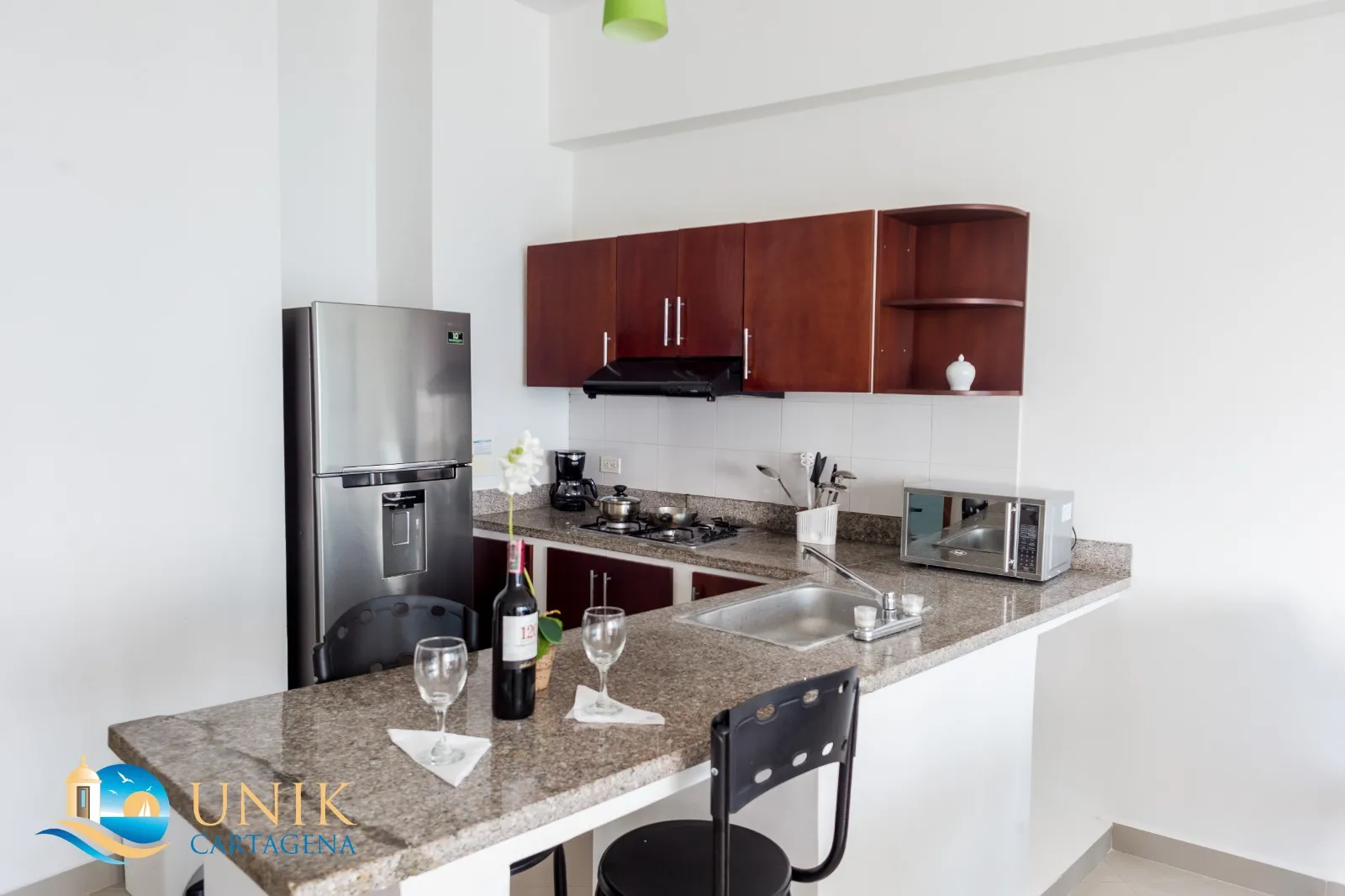 Cocina equipada con electrodomésticos y demas para disfrutar cocinando en del apartamento de tres habitaciones familiar en Poseidón del Caribe barrio El Laguito Cartagena