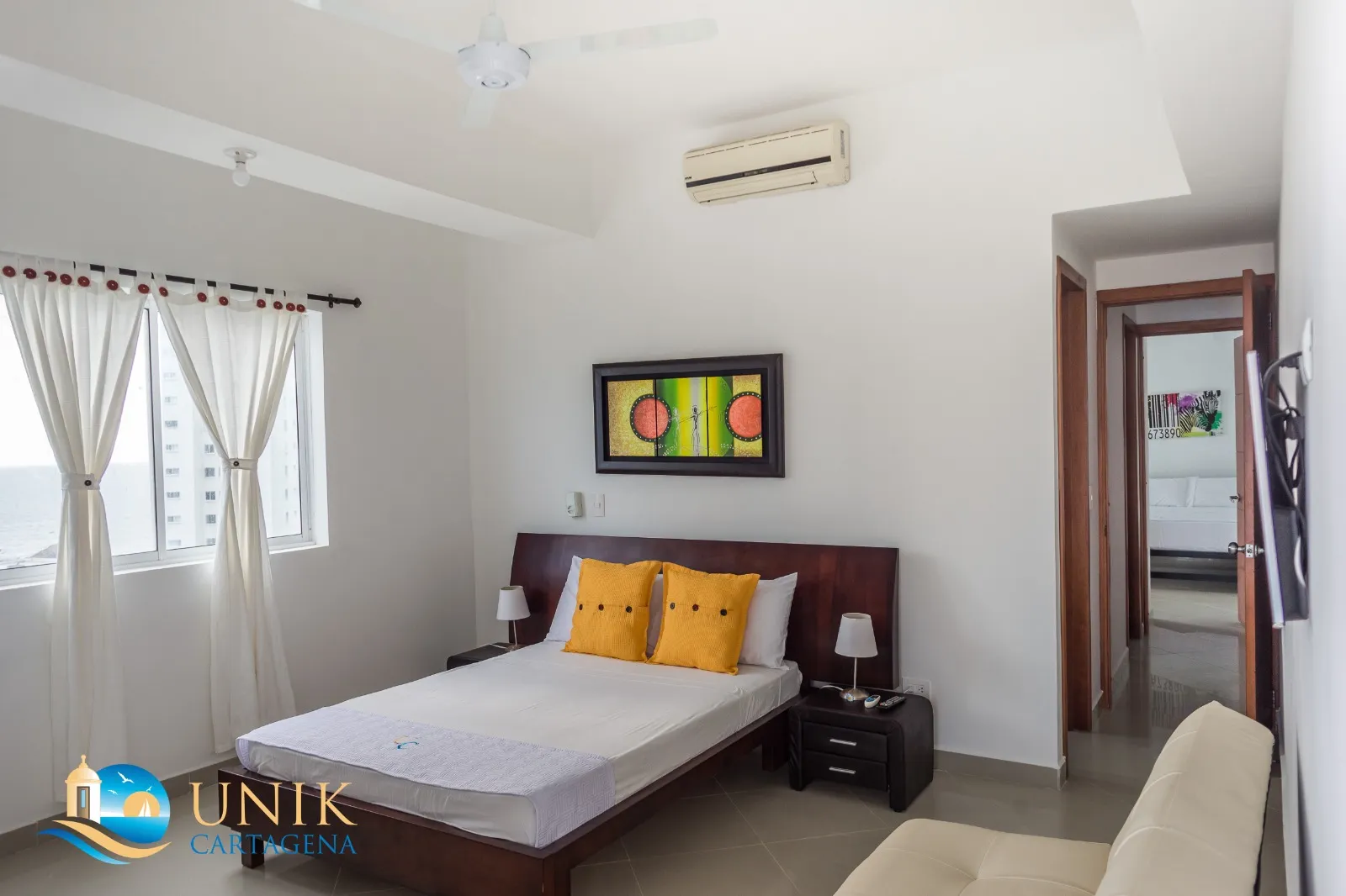 Alcoba Principal con una cama doble matrimonial del apartamento de tres habitaciones familiar en Poseidón del Caribe barrio El Laguito Cartagena