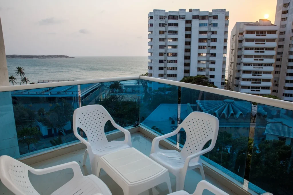 Balcón amoblado con mesa y sillas para disfrutar atardeceres mágicos en el apartamento de tres habitaciones familiar en Poseidón del Caribe barrio El Laguito Cartagena