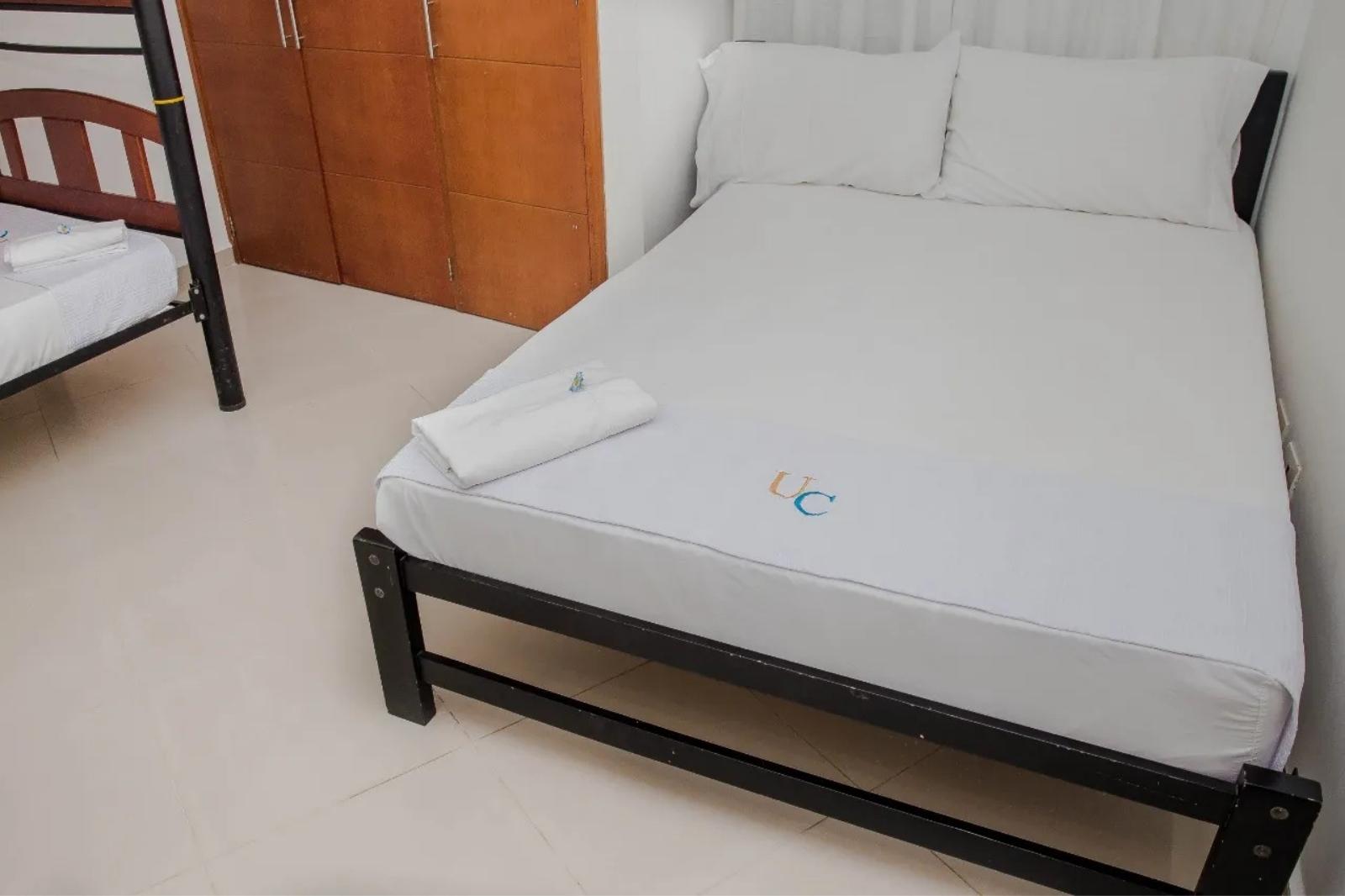 Cama doble matrimonial de la Alcoba Principal en el mejor Alojamiento en Poseidón del Caribe Apartamento Vacacional Dos Alcobas 901
