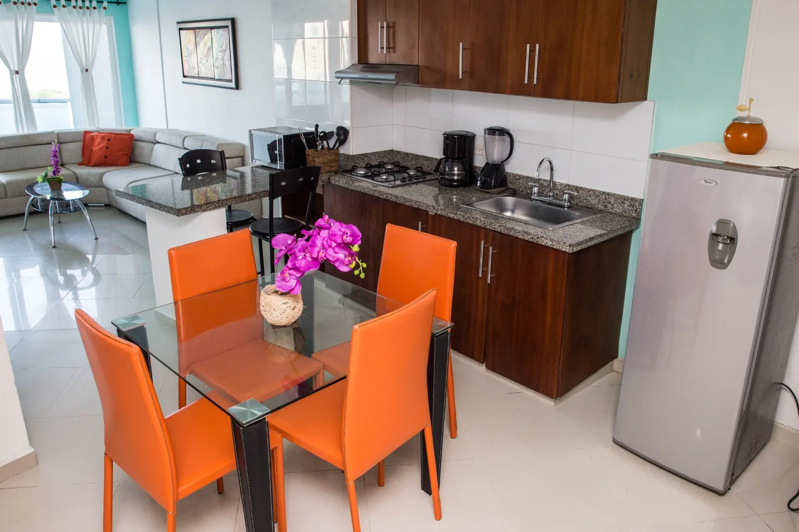 Vista directa de la Cocina y del comedor de cuatro puestos en el mejor Alojamiento en Poseidón del Caribe Apartamento Vacacional Dos Alcobas 901