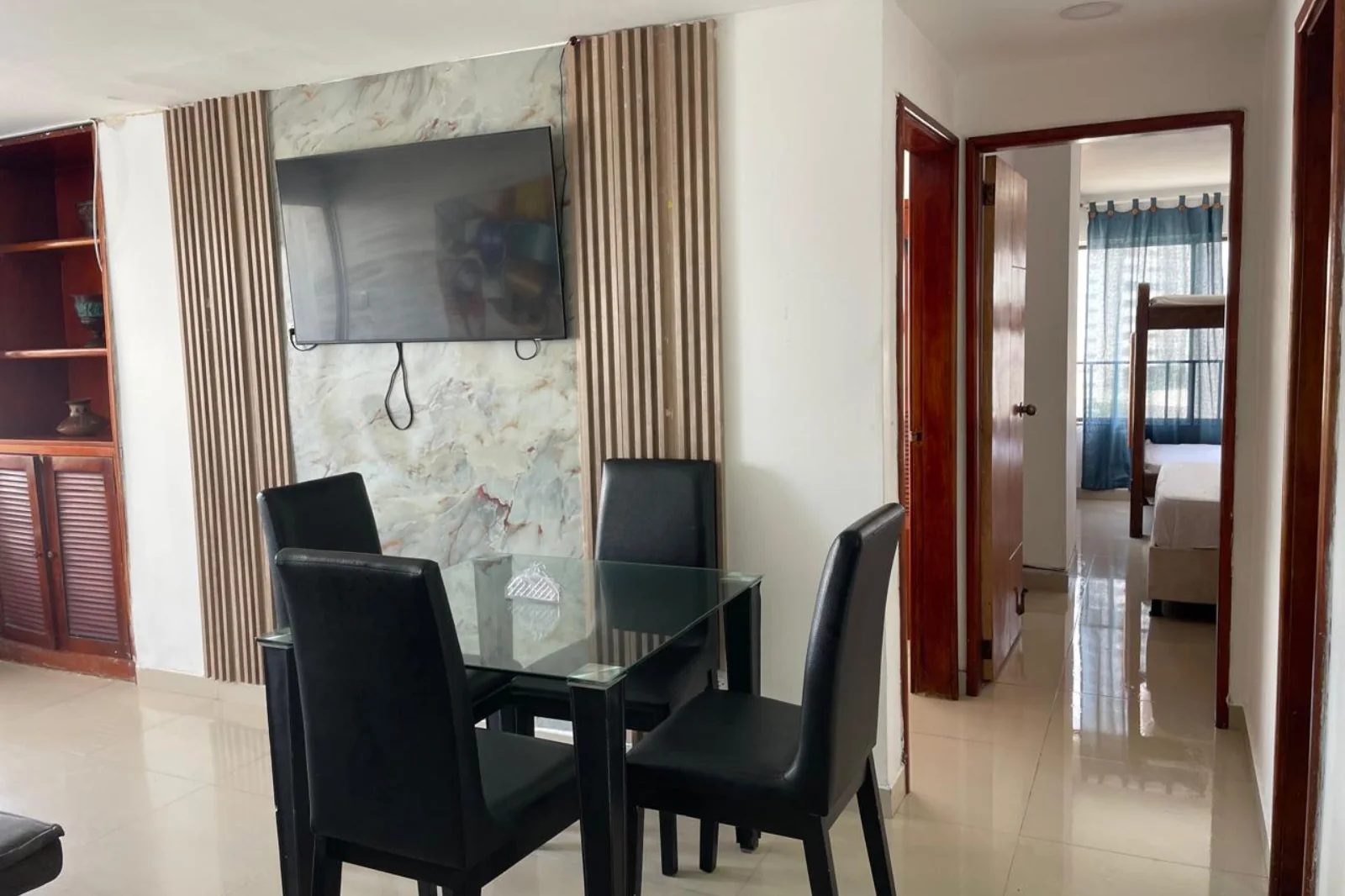 Comedor de 4 puestos en madera en la mejor suite dos alcobas Cartagena Escape Plaza, Apartamento 901AM en Bocagrande