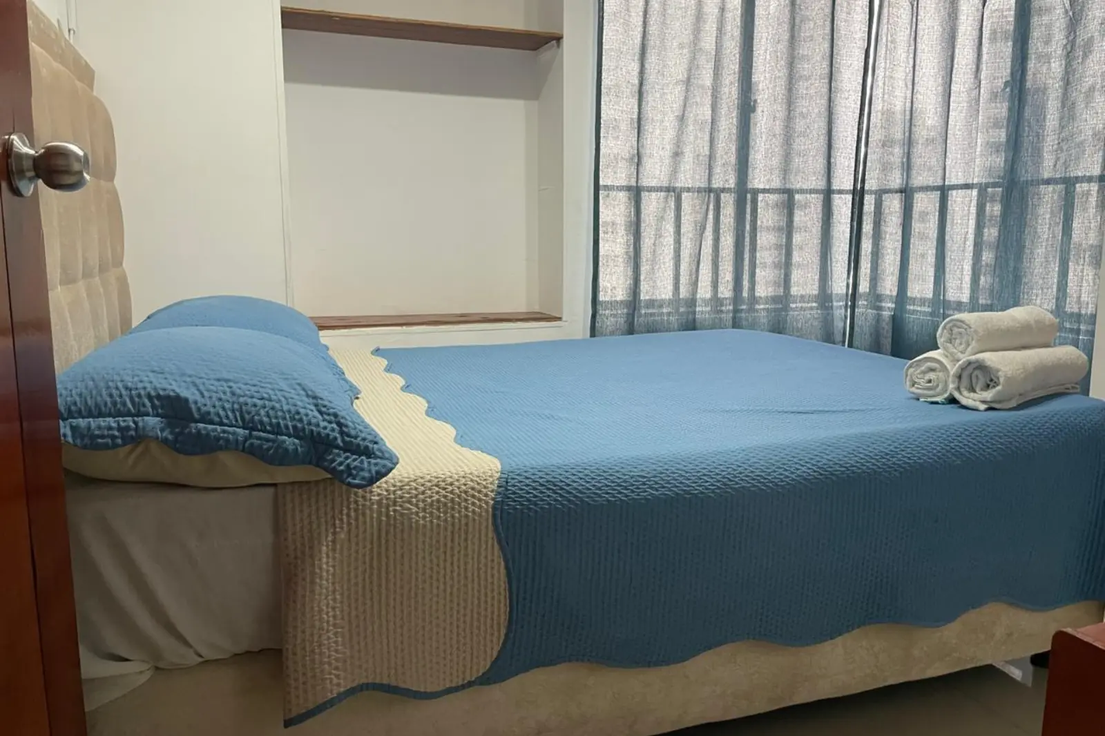 Alcoba Principal con cama doble matrimonial de madera en la mejor suite dos alcobas Cartagena Escape Plaza, Apartamento 901AM en Bocagrande