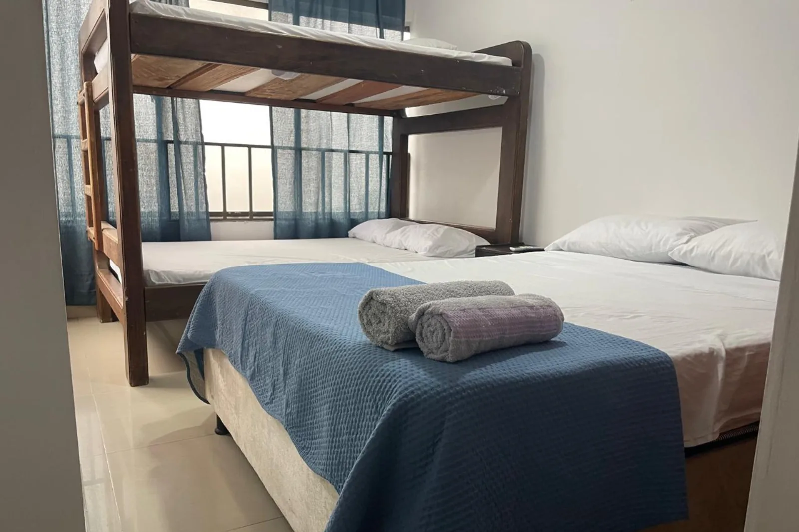 Alcoba Auixiliar con cama doble matrimonial de madera en la mejor suite dos alcobas Cartagena Escape Plaza, Apartamento 901AM en Bocagrande
